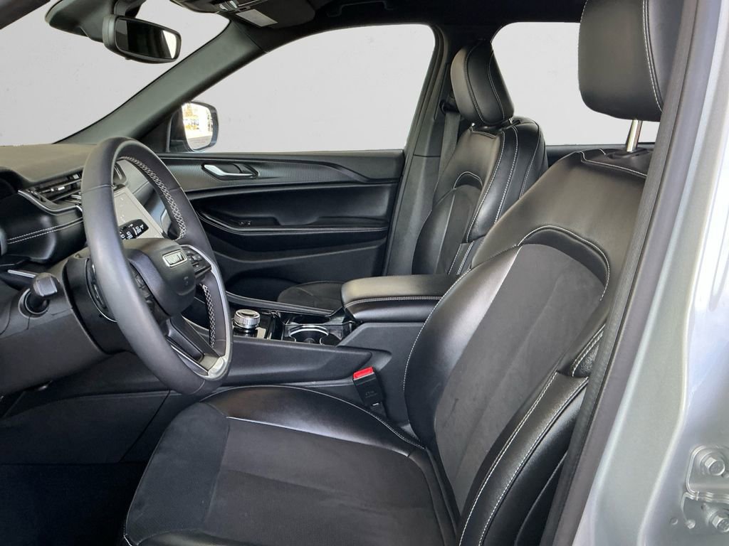 Used 2023 Jeep Grand Cherokee Altitude image 9