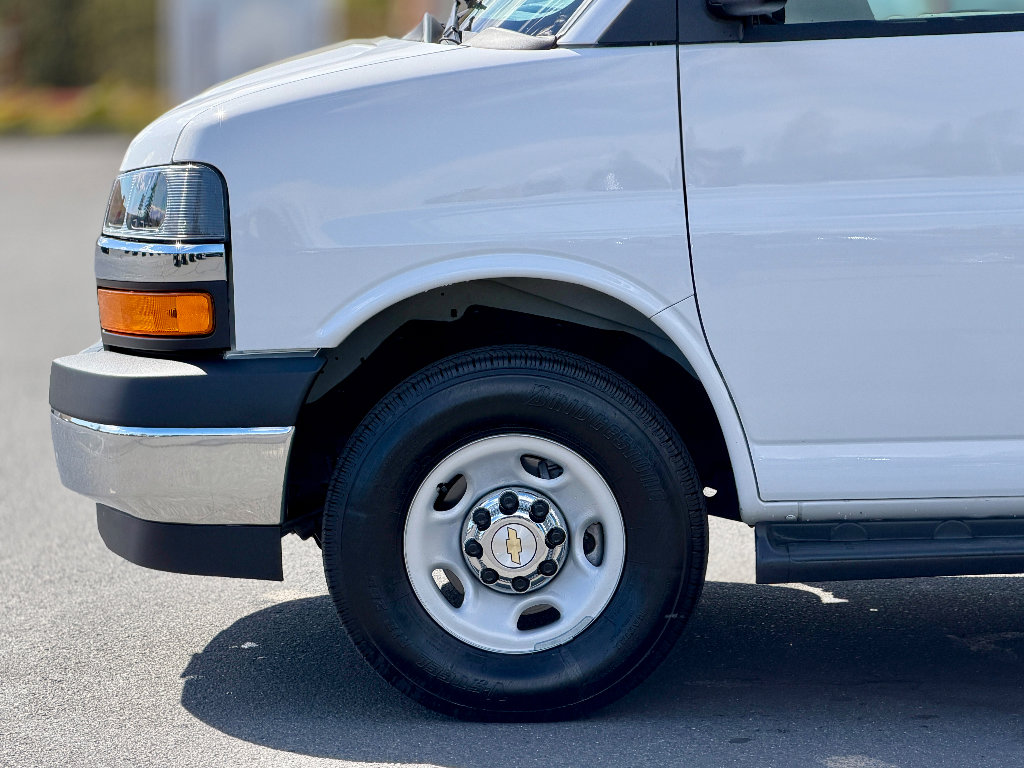 Used 2025 Chevrolet Express 3500 LT w/ LT Preferred Equipment Group RWD image 4