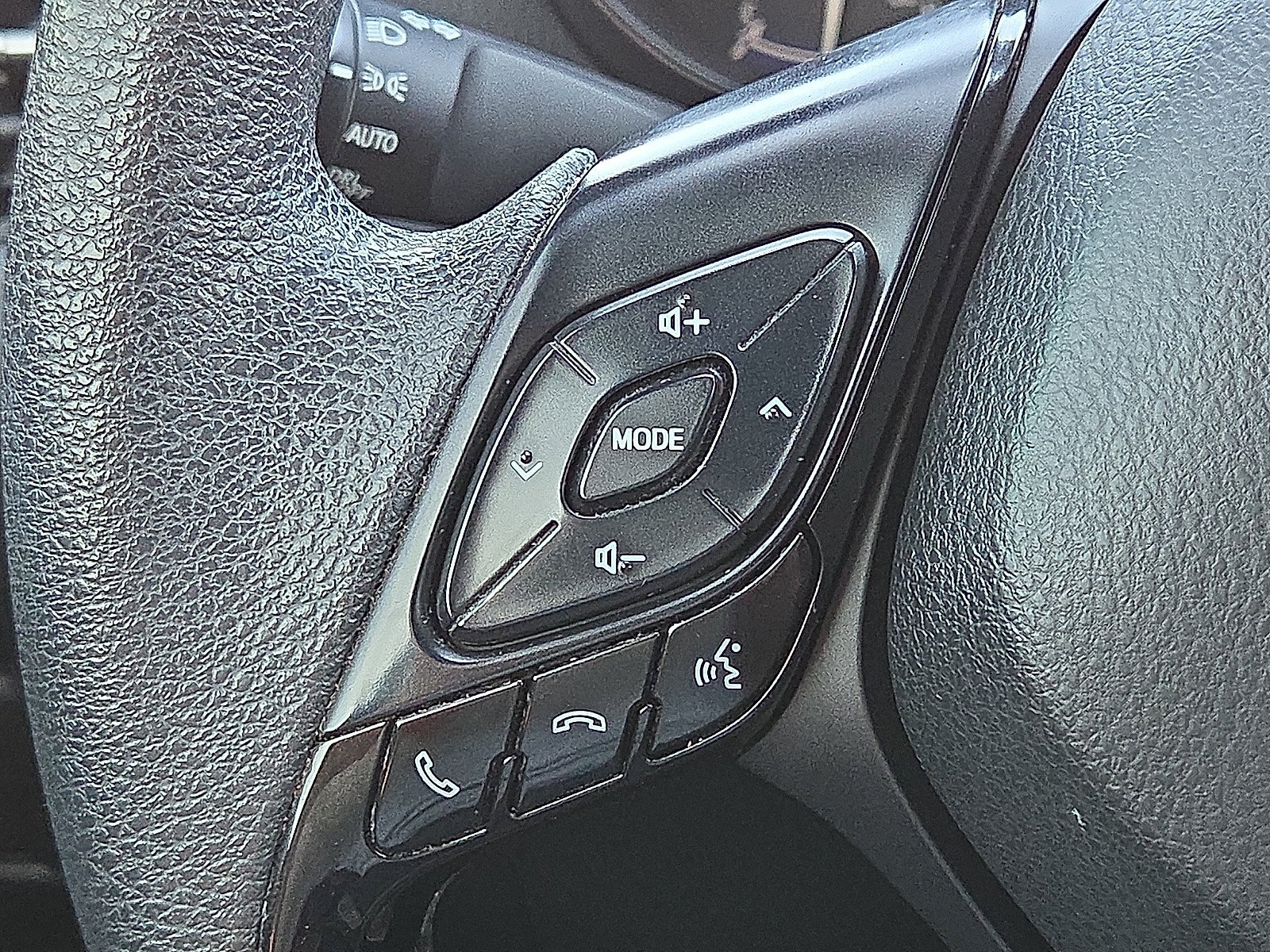 Used 2019 Toyota C-HR LE FWD image 21