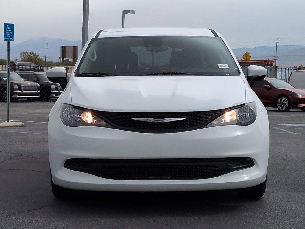 Used 2023 Chrysler Voyager LX image 10