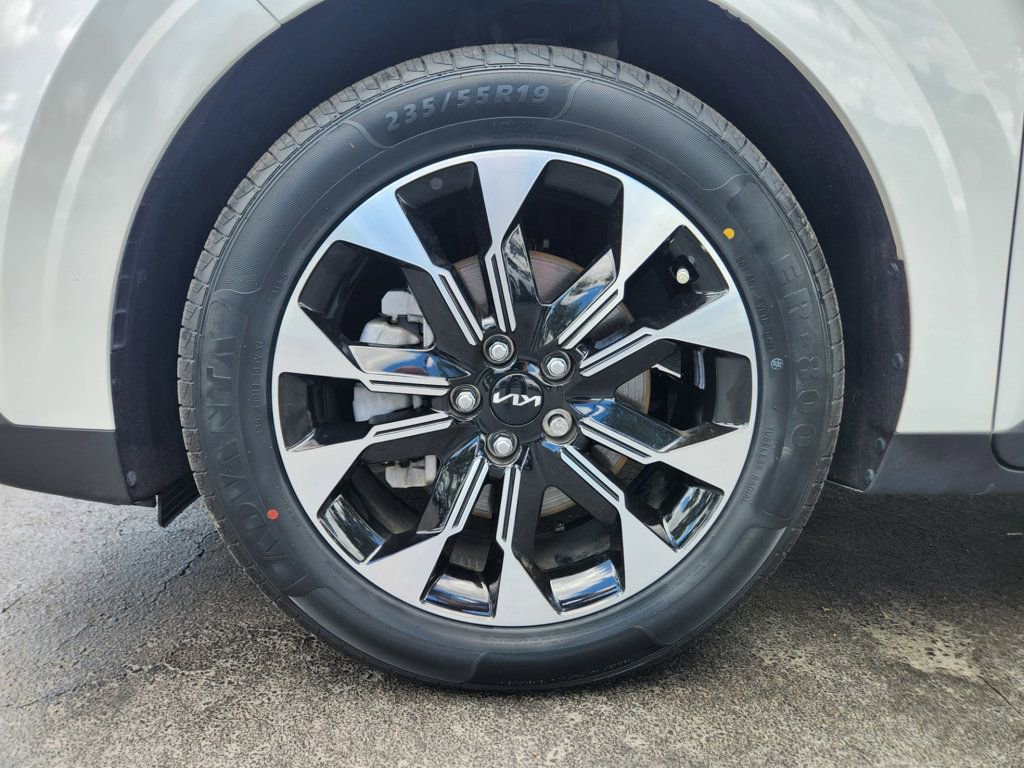 Used 2024 Kia Carnival EX FWD image 16