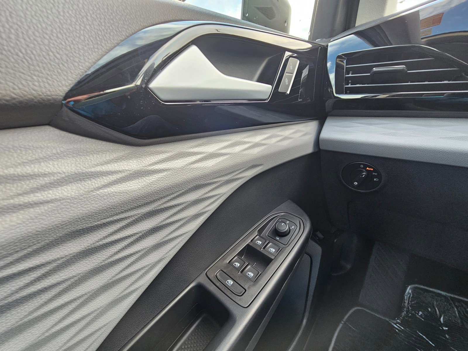 Used 2024 Volkswagen Taos S image 37