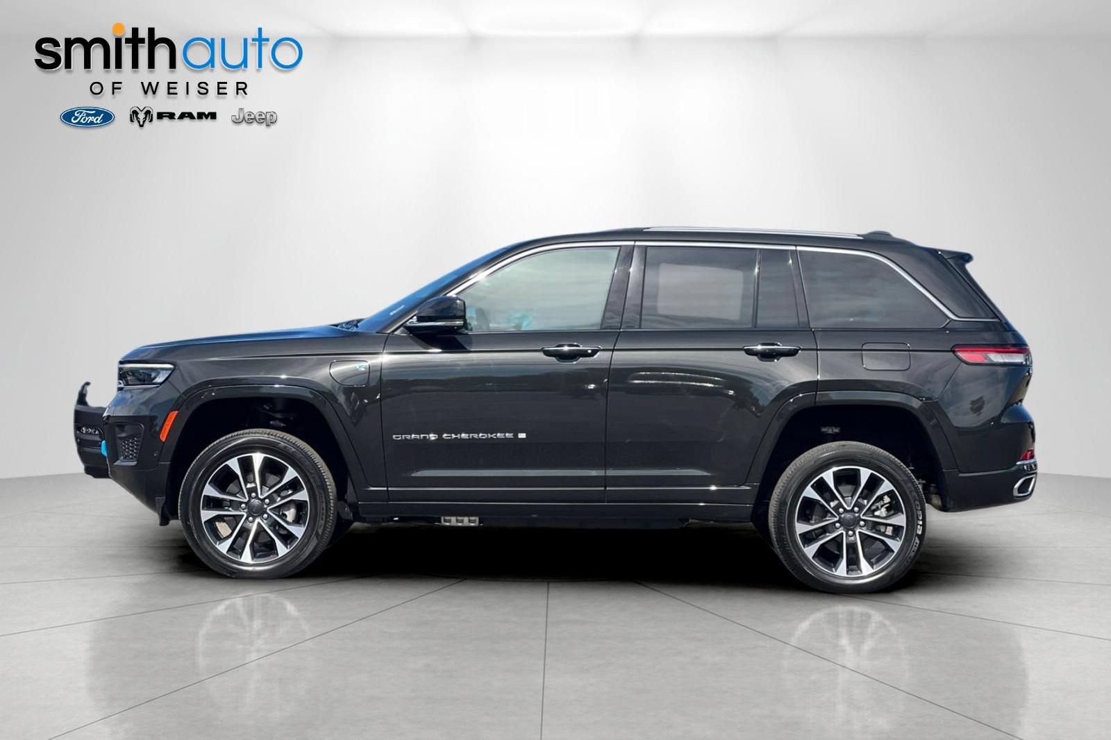 Used 2024 Jeep Grand Cherokee Overland w/ Luxury Tech Group IV AWD/4WD image 8