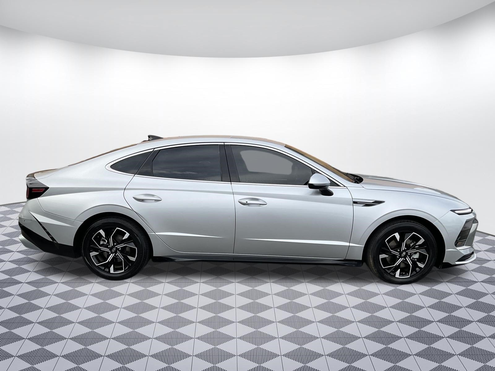 Used 2025 Hyundai Sonata SEL FWD image 2