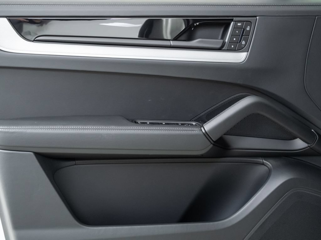 New 2026 Porsche Cayenne Coupe AWD/4WD image 6