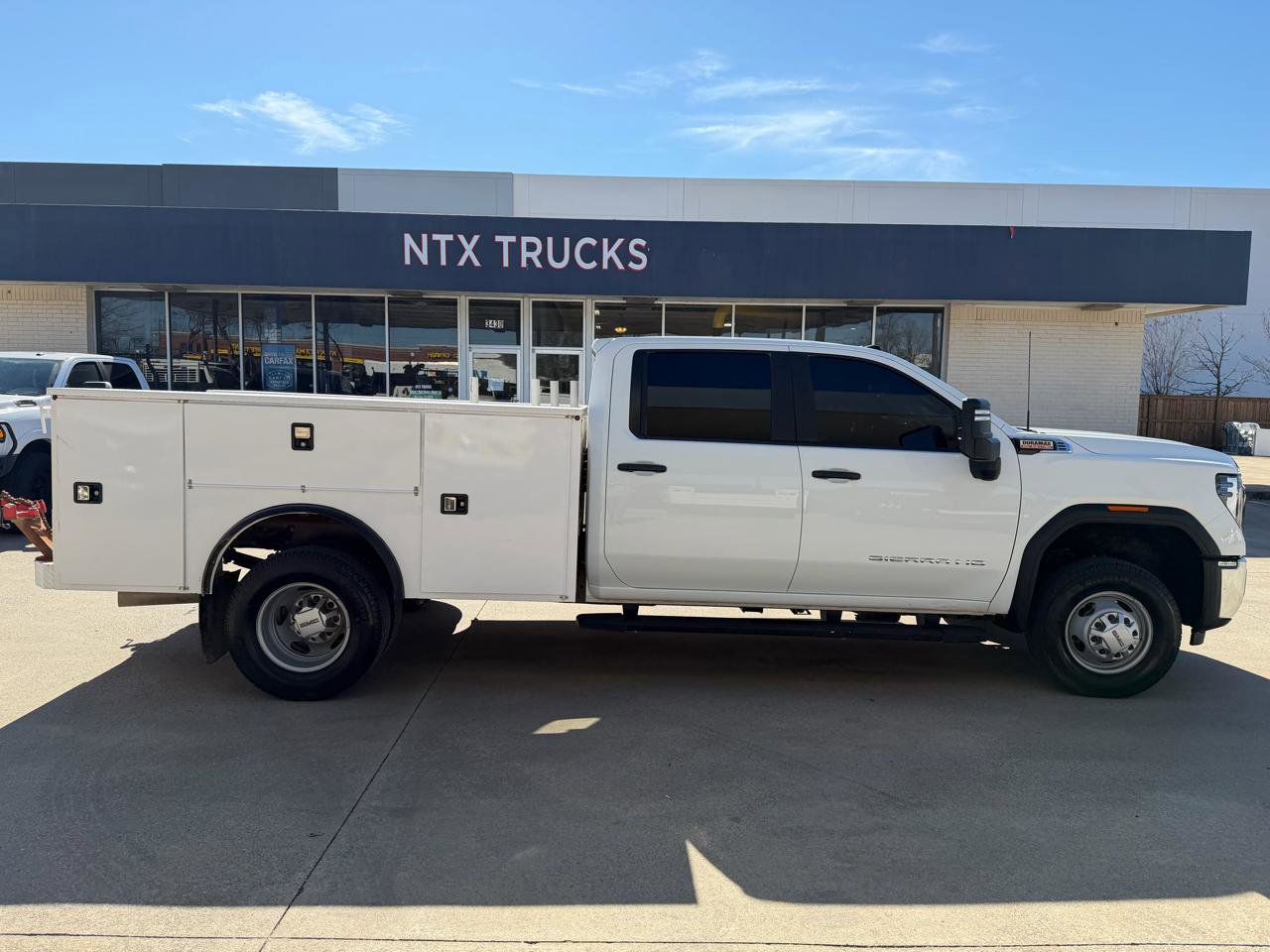Used 2024 GMC Sierra 3500 Pro w/ Convenience Package image 6