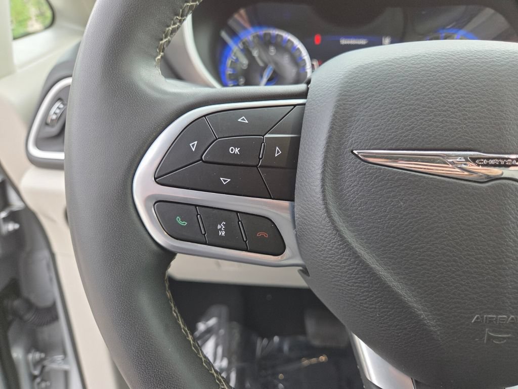Used 2024 Chrysler Pacifica Touring-L FWD image 37