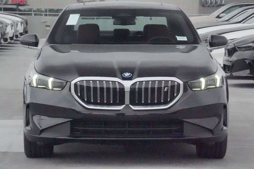 Used 2025 BMW i5 eDrive40i w/ Premium Package image 2