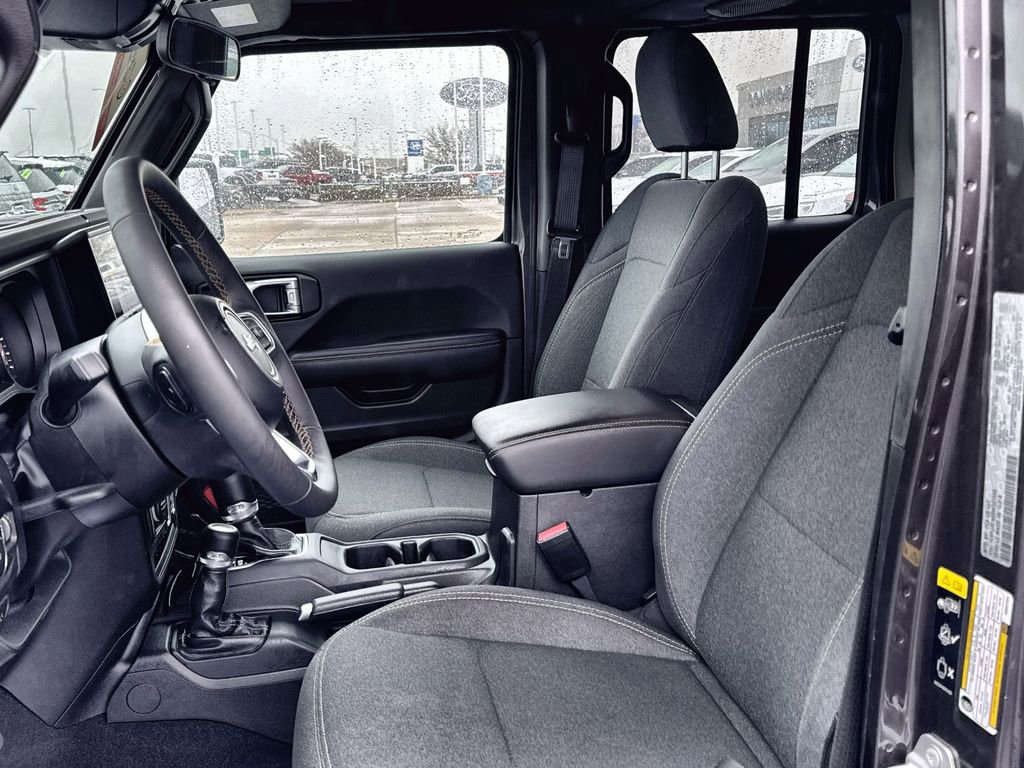 Used 2025 Jeep Wrangler Sahara image 12