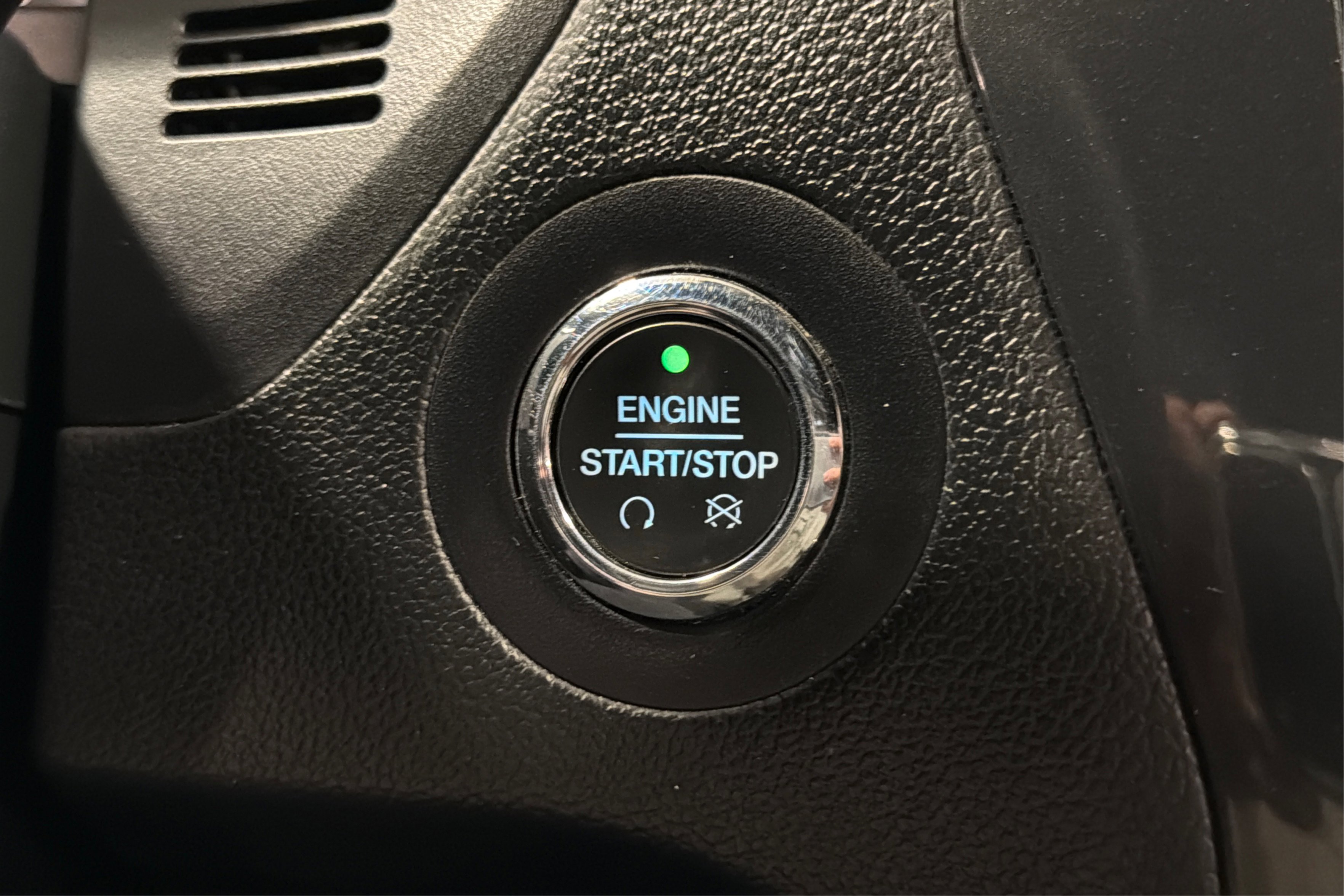 Used 2018 Ford Explorer XLT w/ Equipment Group 202A AWD/4WD image 32