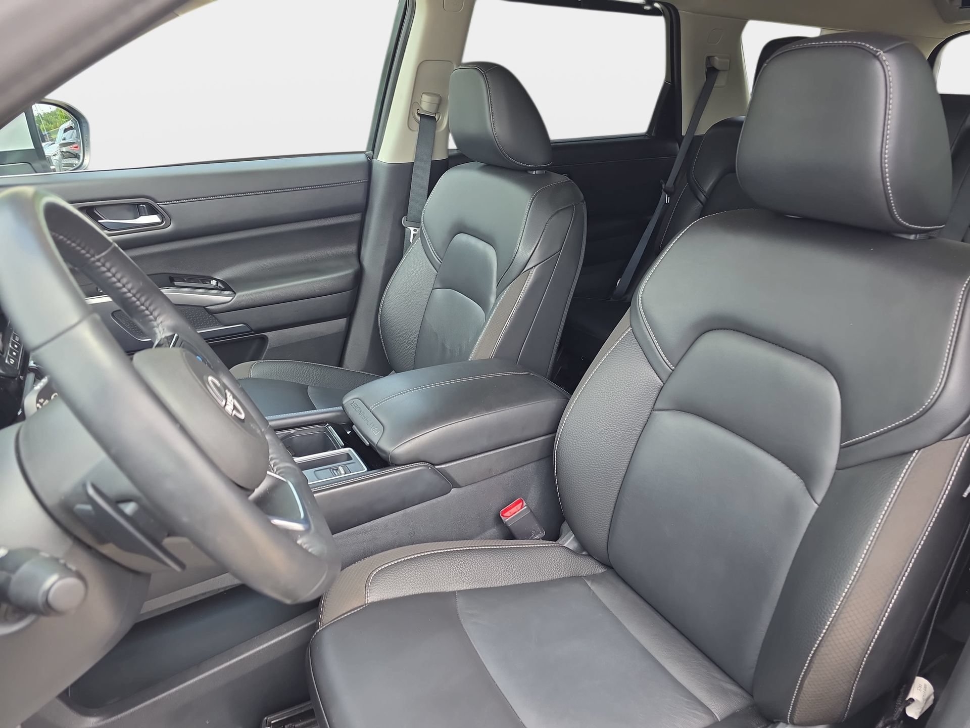 Used 2025 Nissan Pathfinder SL FWD image 15