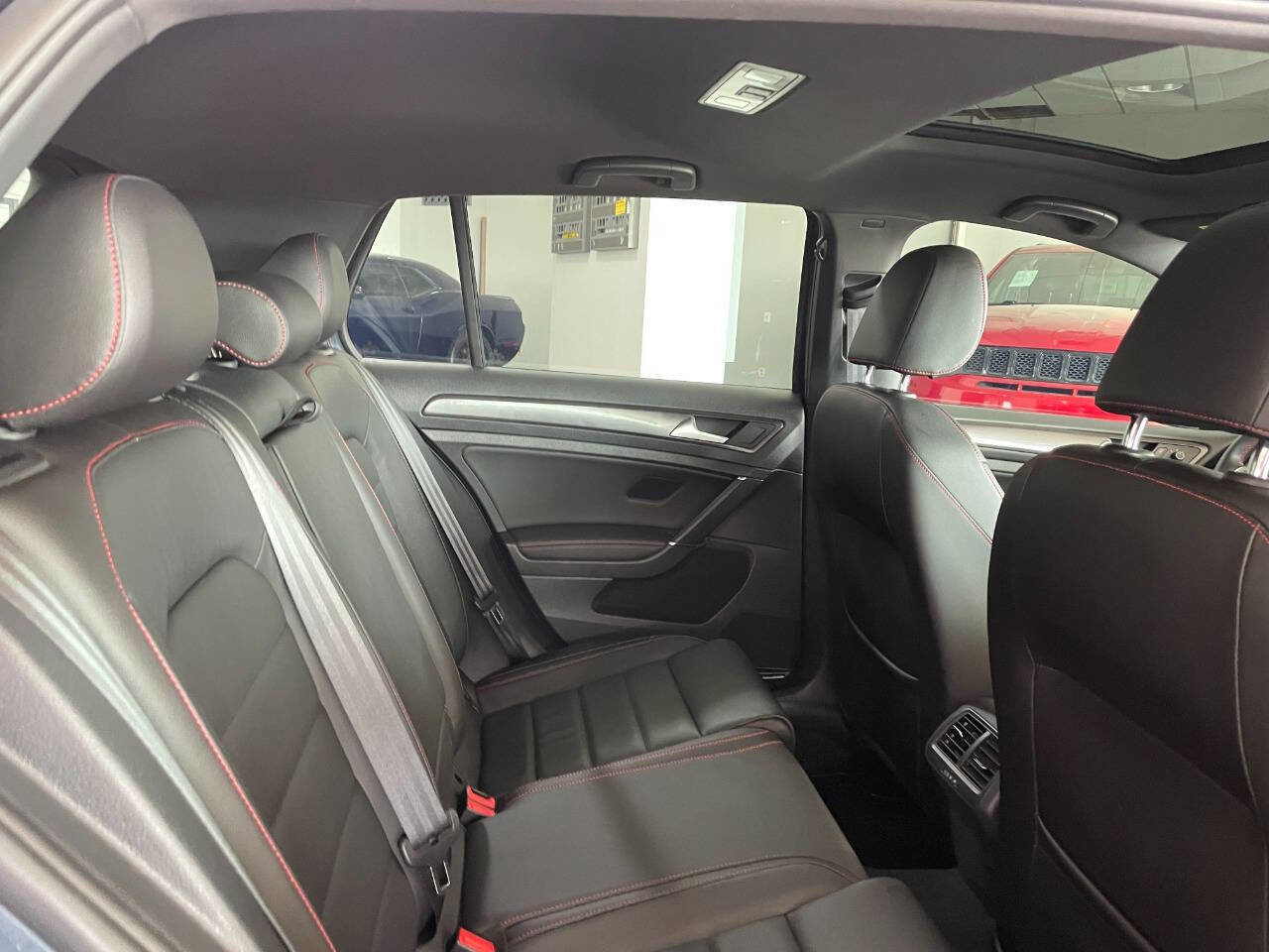Used 2020 Volkswagen GTI SE image 22