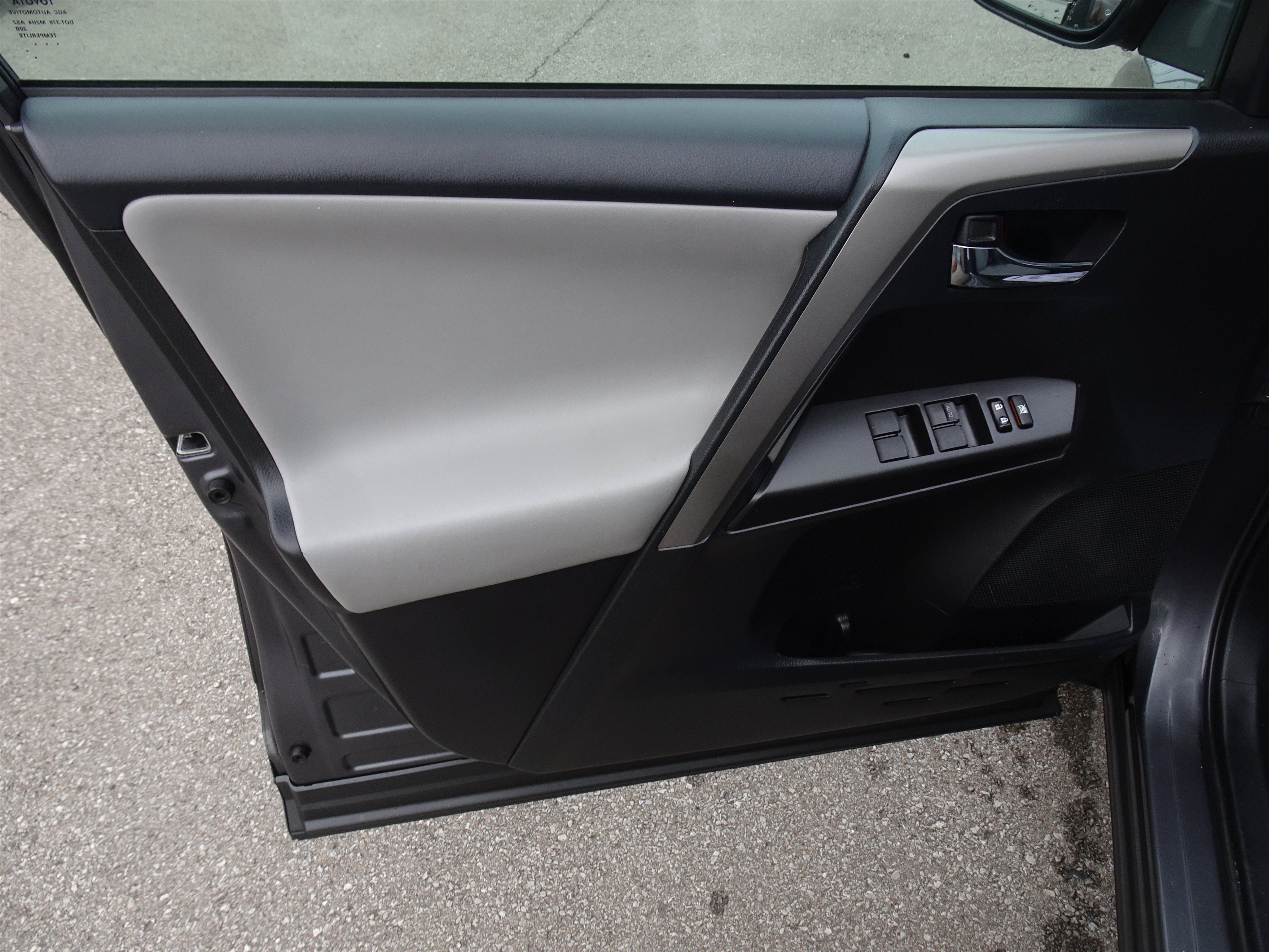 Used 2017 Toyota RAV4 XLE FWD image 13