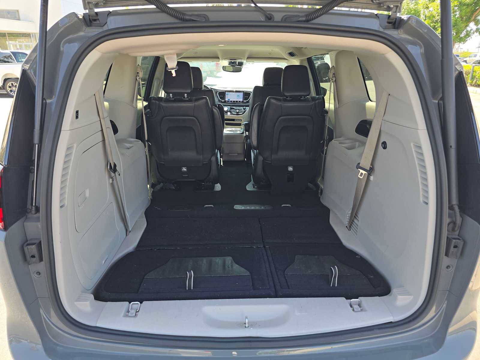 Used 2023 Chrysler Pacifica Touring-L FWD image 16