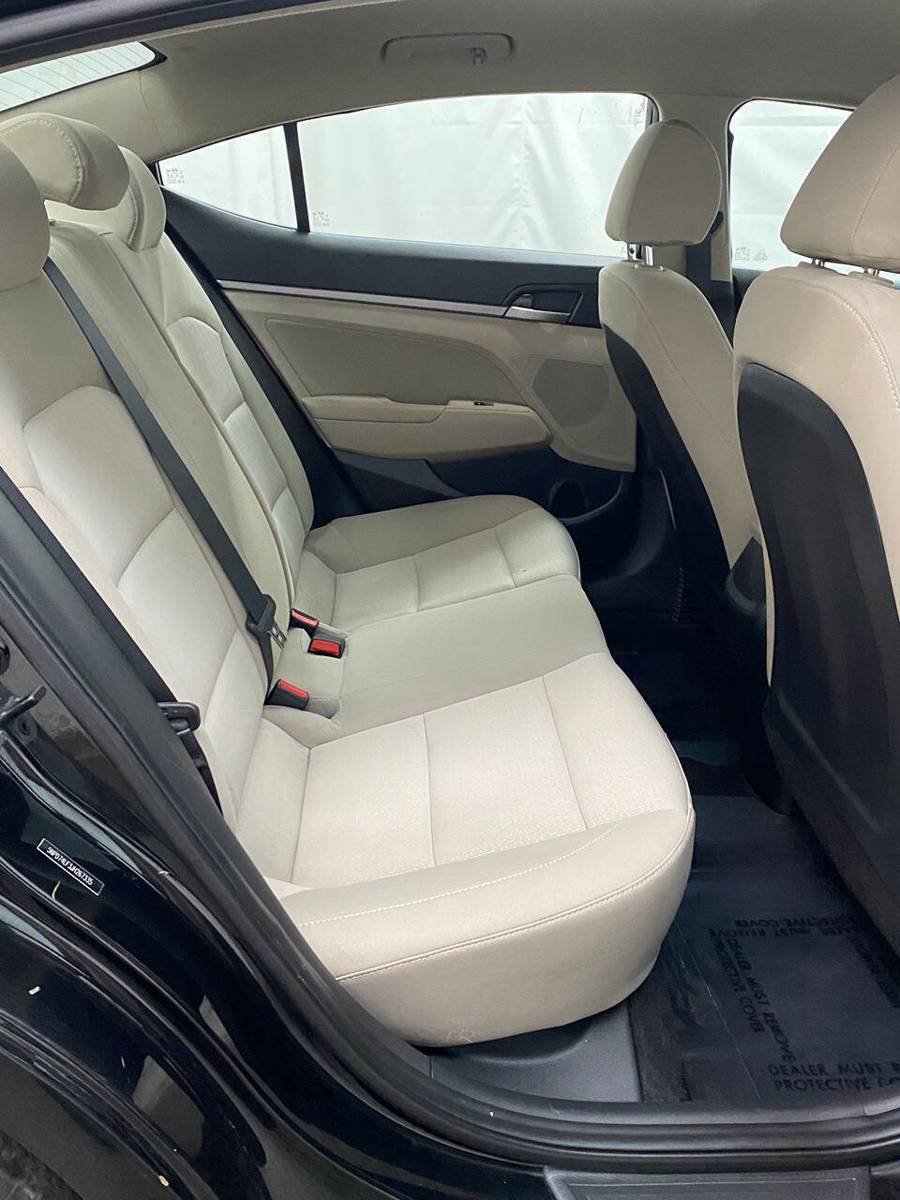 Used 2018 Hyundai Elantra SE w/ Winter Weather Package FWD image 12
