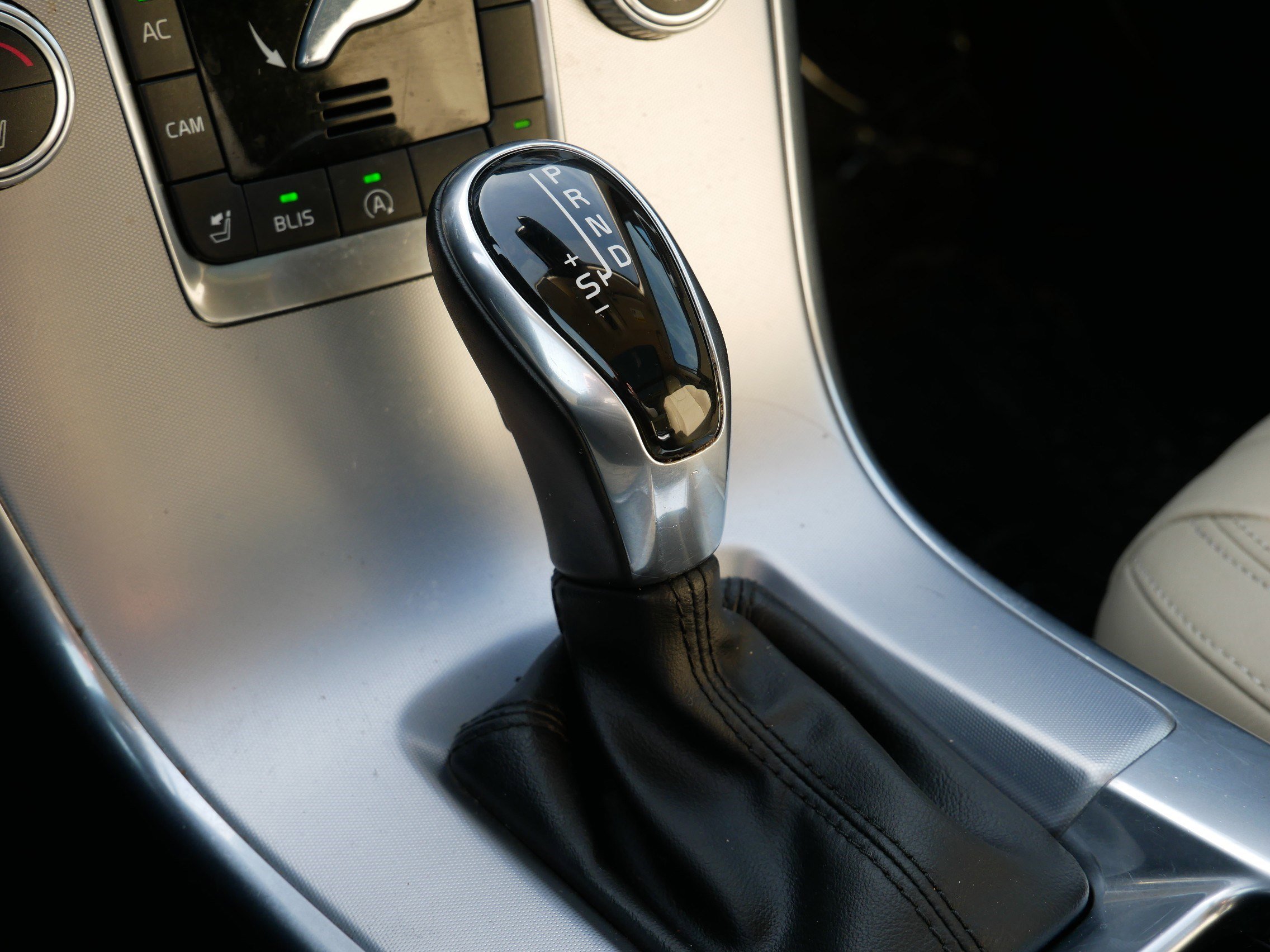 Used 2017 Volvo XC60 T6 Dynamic w/ Preferred Option Package image 24