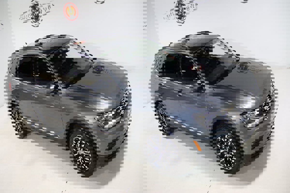 Used 2021 Volkswagen Tiguan SE w/ Panoramic Sunroof Package image 6