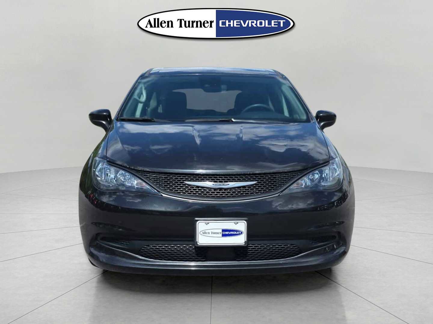 Used 2023 Chrysler Voyager LX FWD image 2