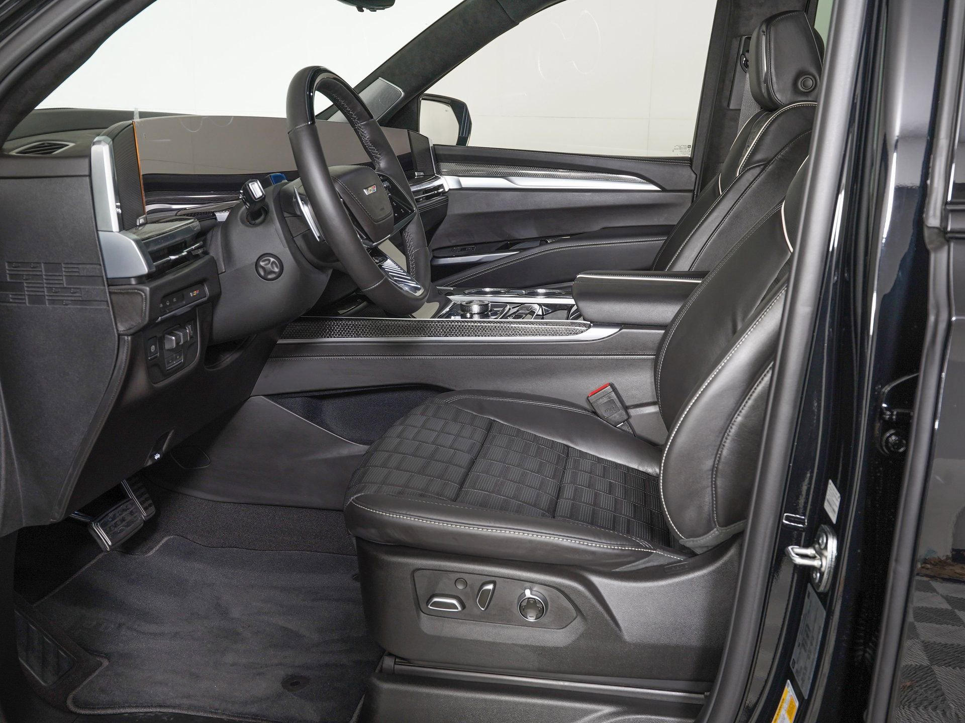 Used 2026 Cadillac Escalade ESV V image 17