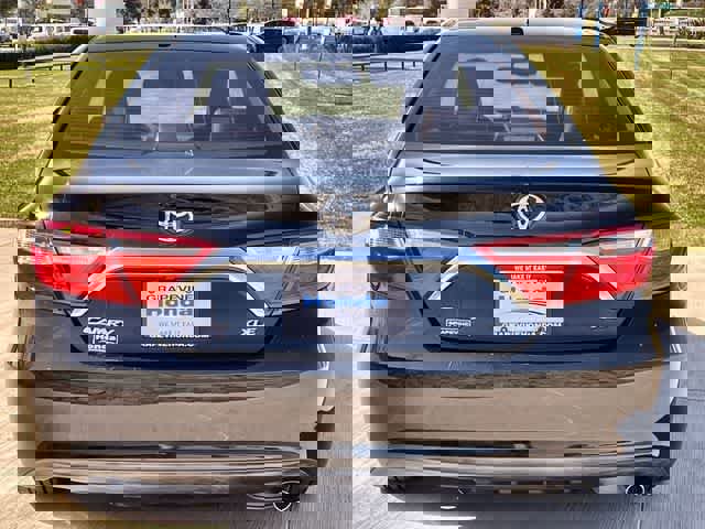 Used 2017 Toyota Camry XLE image 6