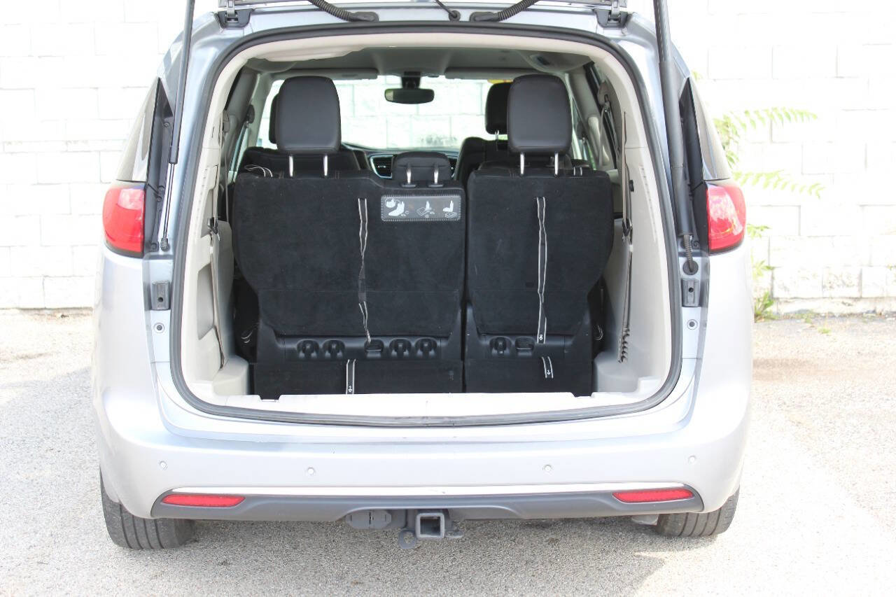 Used 2018 Chrysler Pacifica Touring-L Plus image 8
