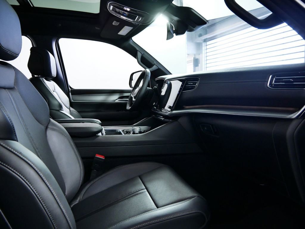 Used 2024 Jeep Wagoneer L Series II image 22