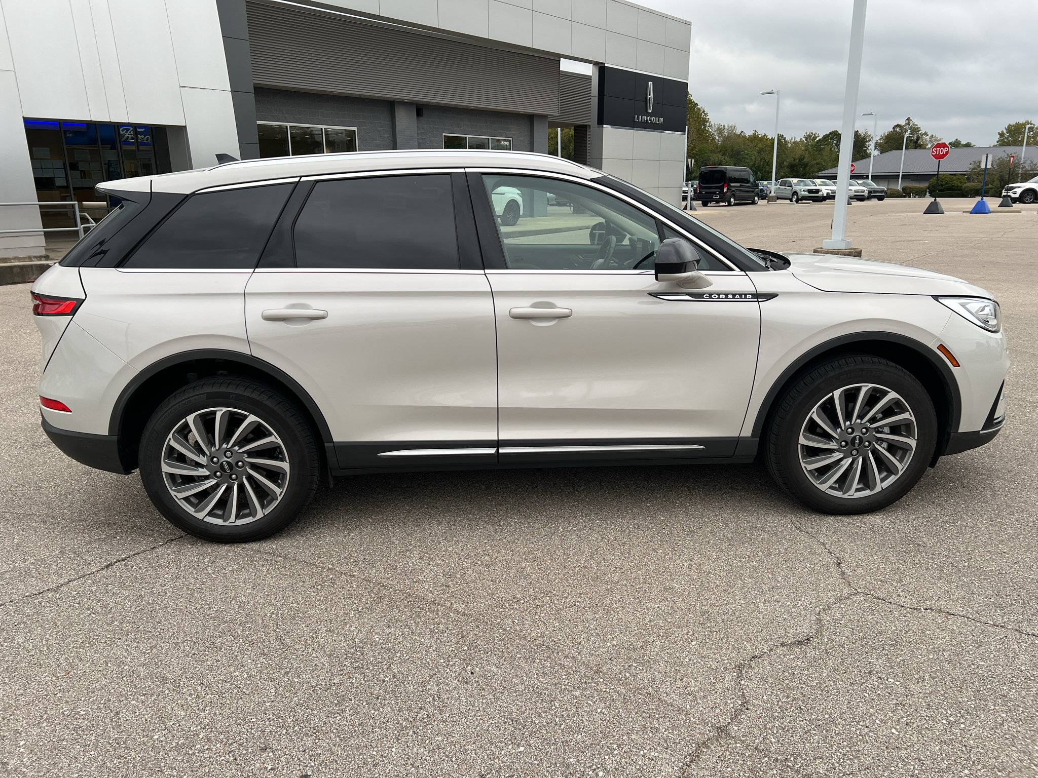 Used 2023 Lincoln Corsair Reserve AWD/4WD image 8