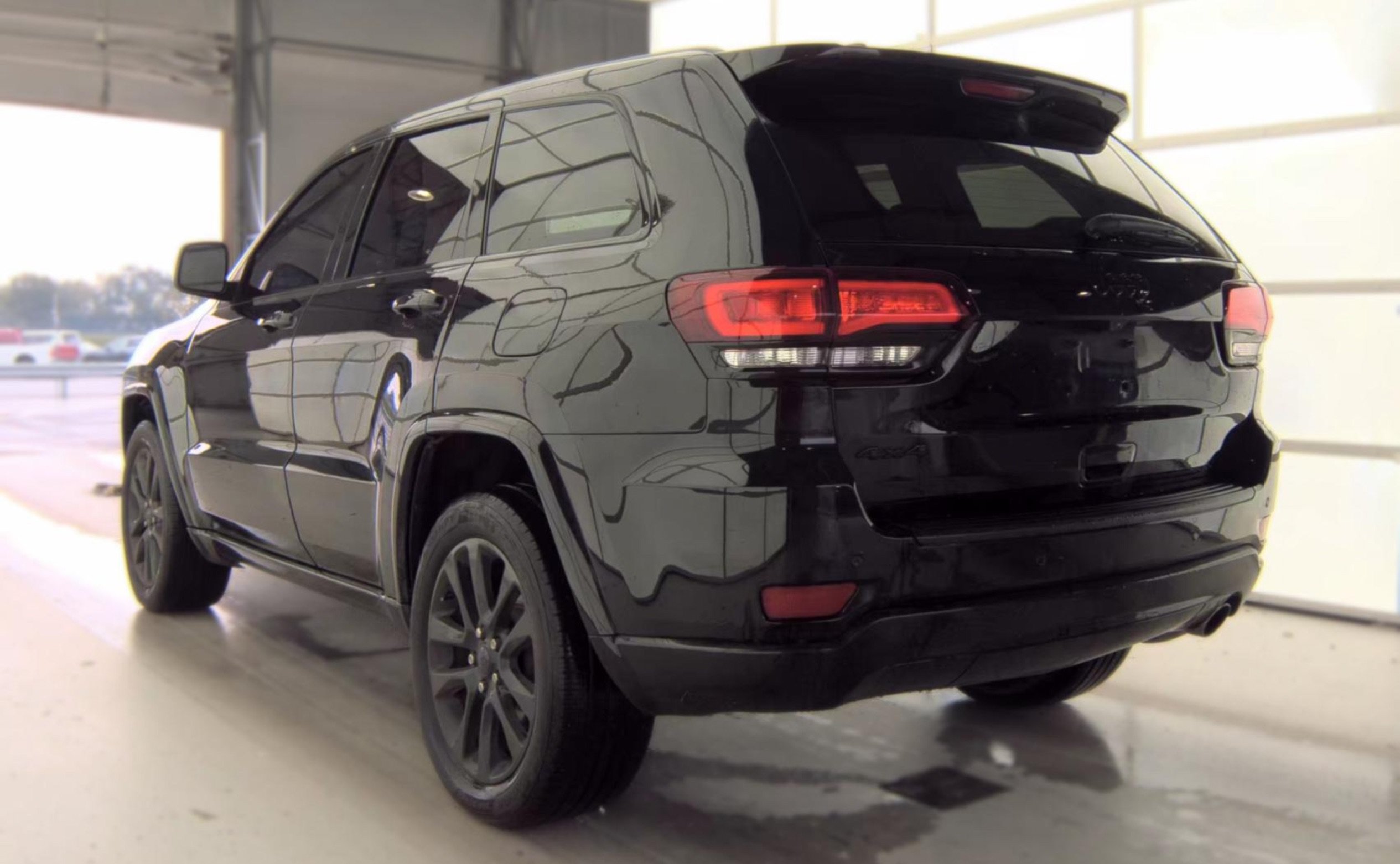Used 2020 Jeep Grand Cherokee Altitude AWD/4WD image 4