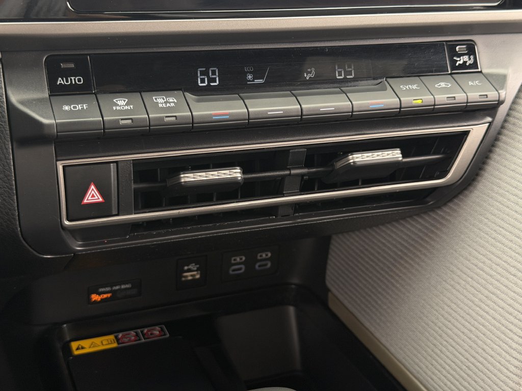 Used 2025 Toyota Camry SE w/ Convenience Package FWD image 22