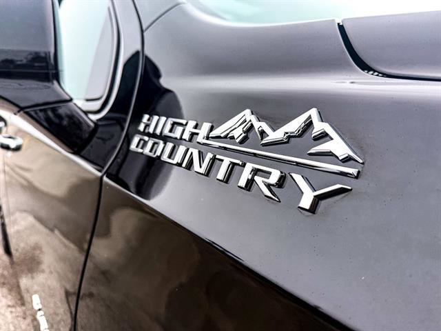 Used 2025 Chevrolet Suburban High Country AWD/4WD image 11