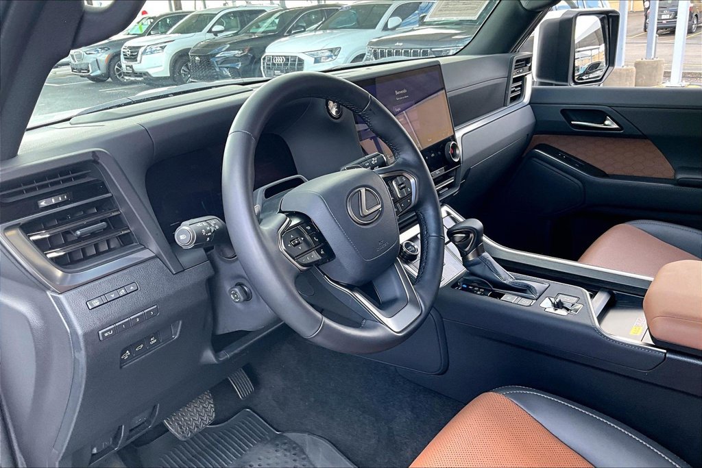 Used 2025 Lexus GX 550 w/ Accessory Package (2T) AWD/4WD image 17