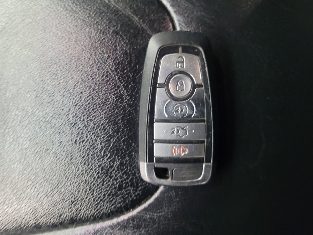 Used 2020 Ford Edge Titanium image 32