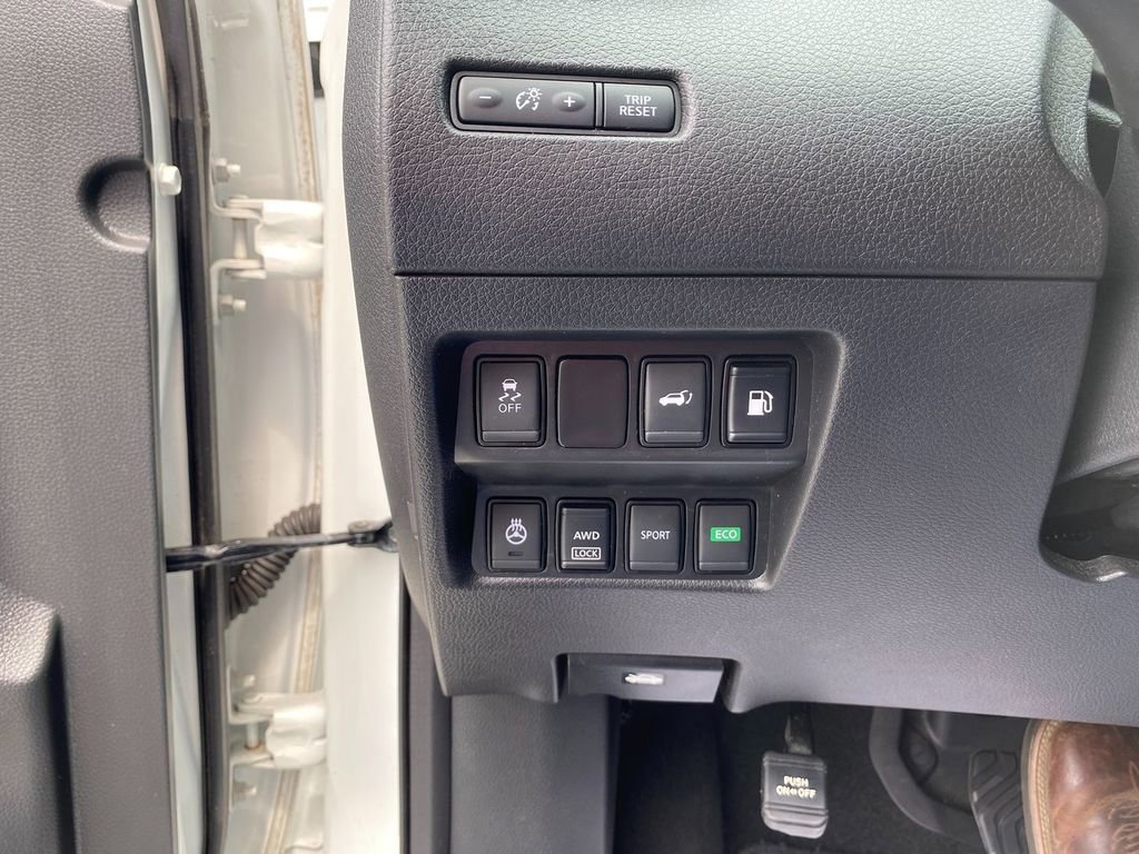 Used 2018 Nissan Rogue SV w/ Premium Package image 16