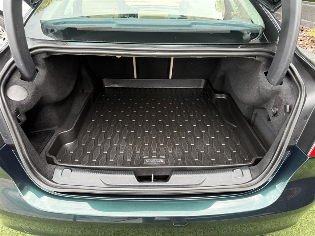 Used 2017 Jaguar XE Premium RWD image 31