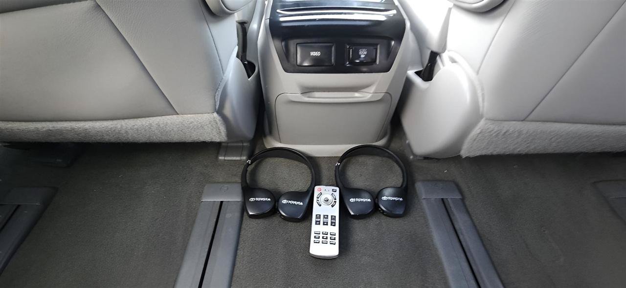 Used 2017 Toyota Sienna XLE Premium w/ Outdoor Package AWD/4WD image 25