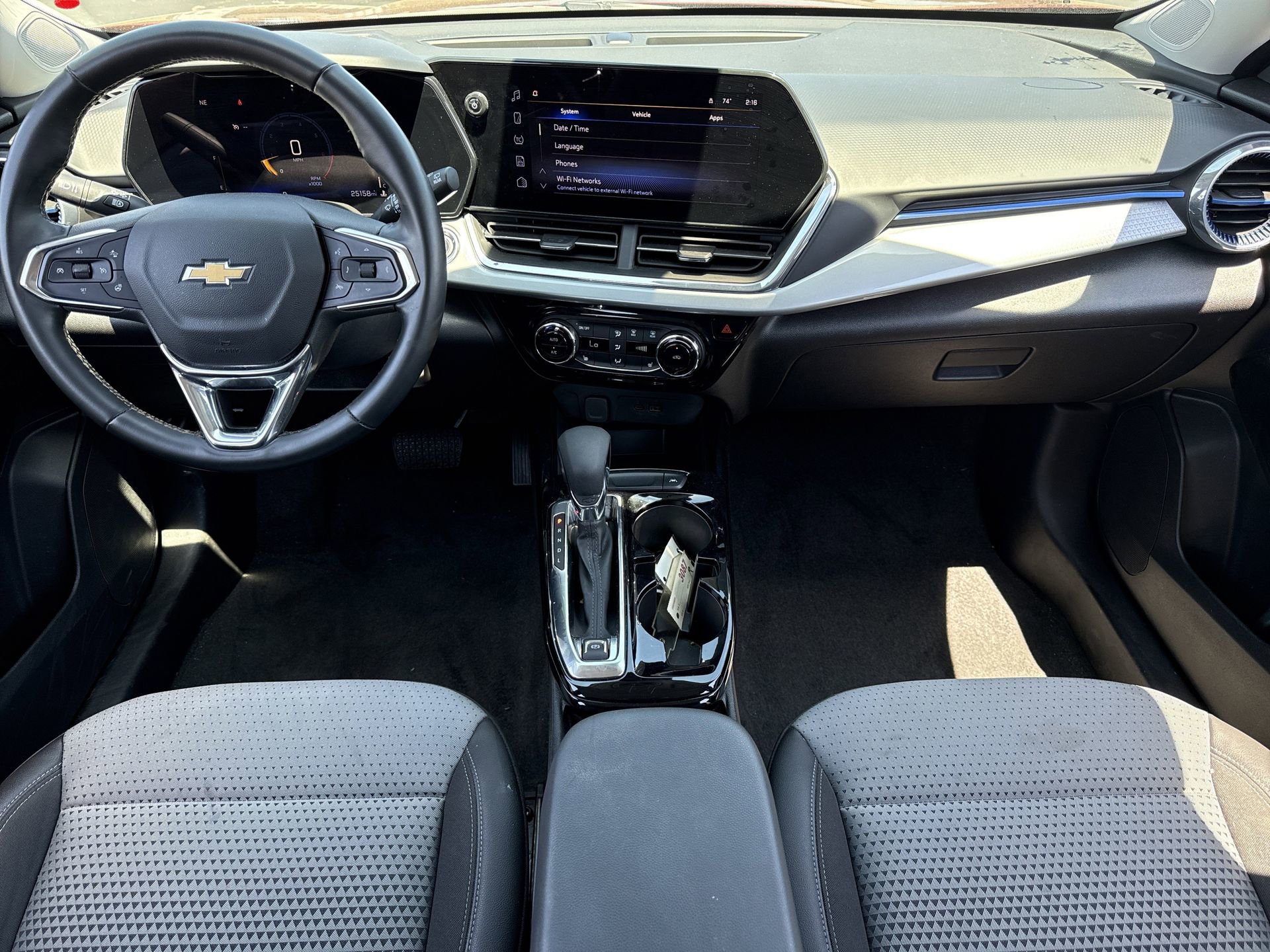Used 2025 Chevrolet Trax LT w/ LT Convenience Package FWD image 2