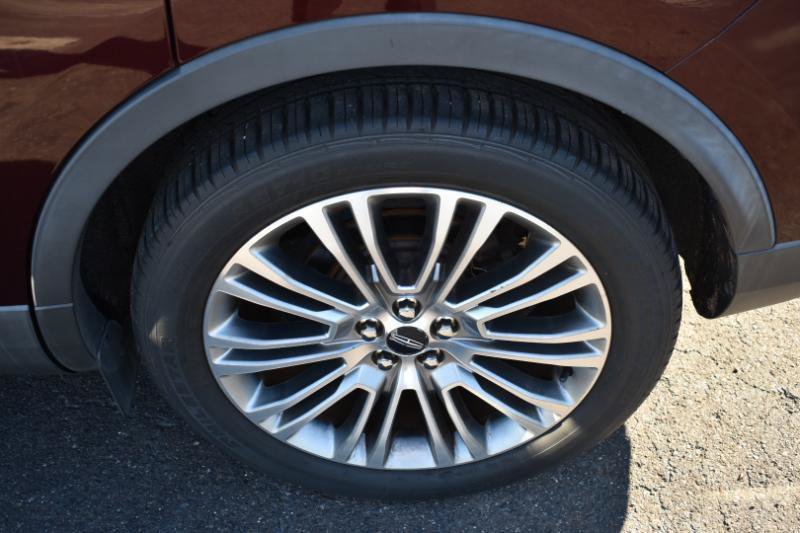 Used 2017 Lincoln MKX Reserve w/ Cargo Accessories Package FWD image 27