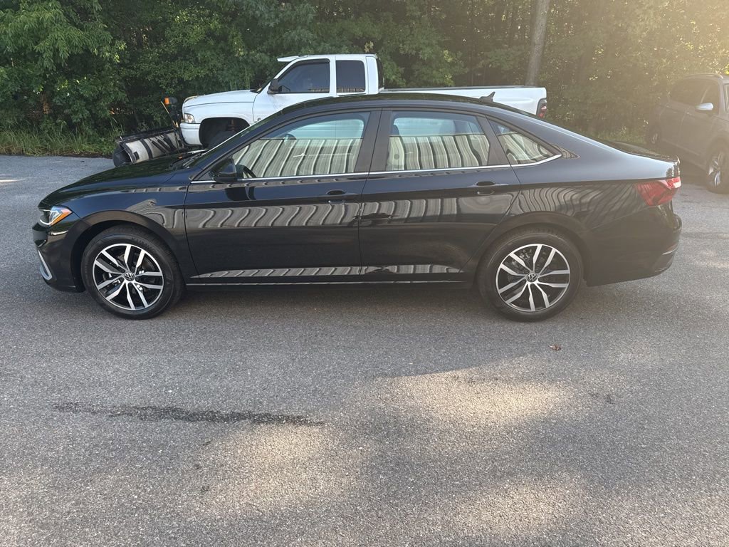 New 2025 Volkswagen Jetta SE image 4