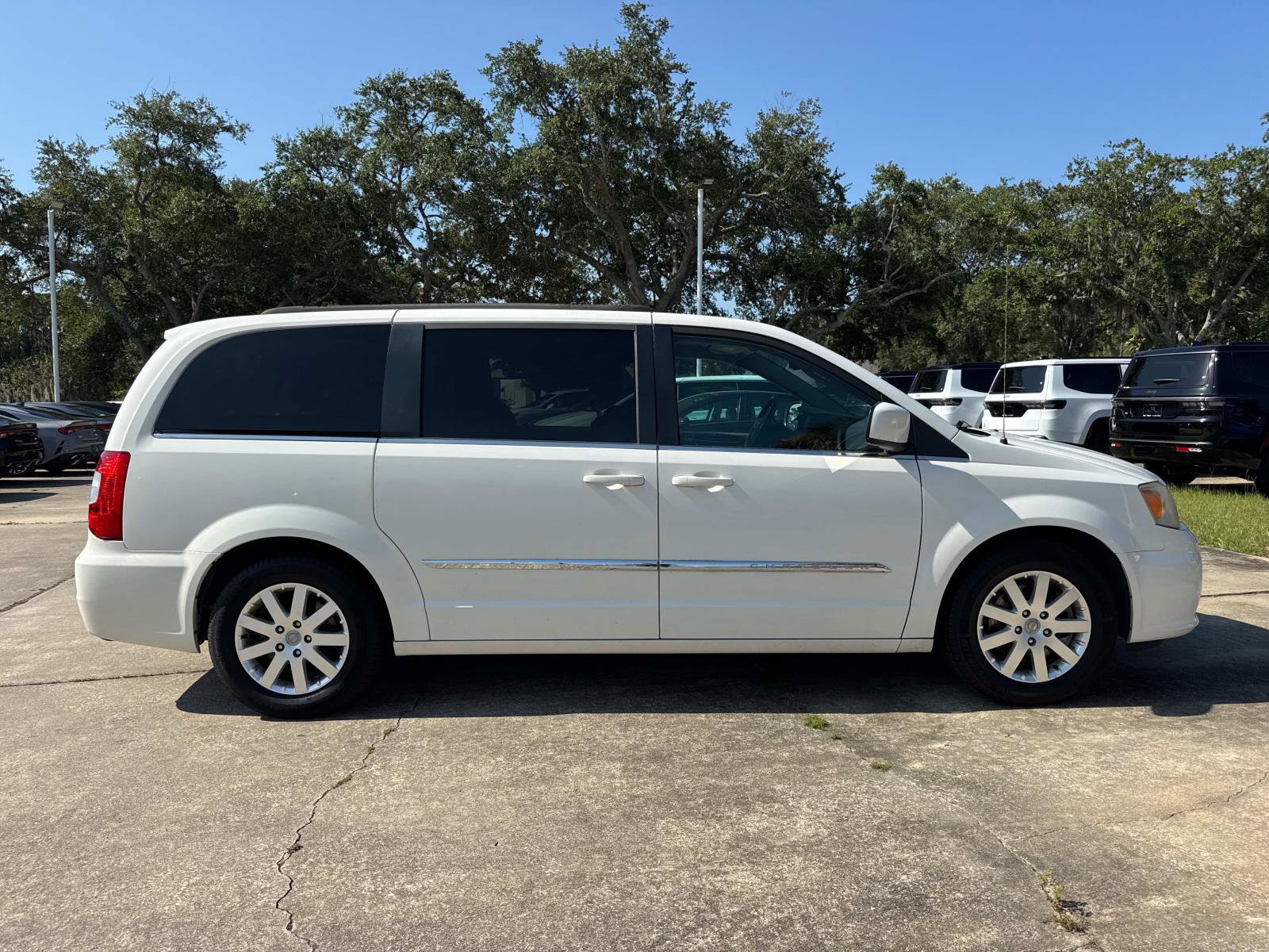 Used 2013 Chrysler Town & Country Touring FWD image 2