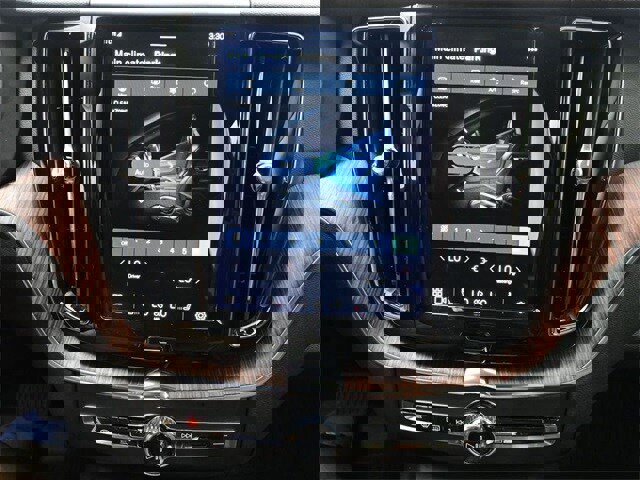 Certified 2023 Volvo XC60 B5 Plus image 11