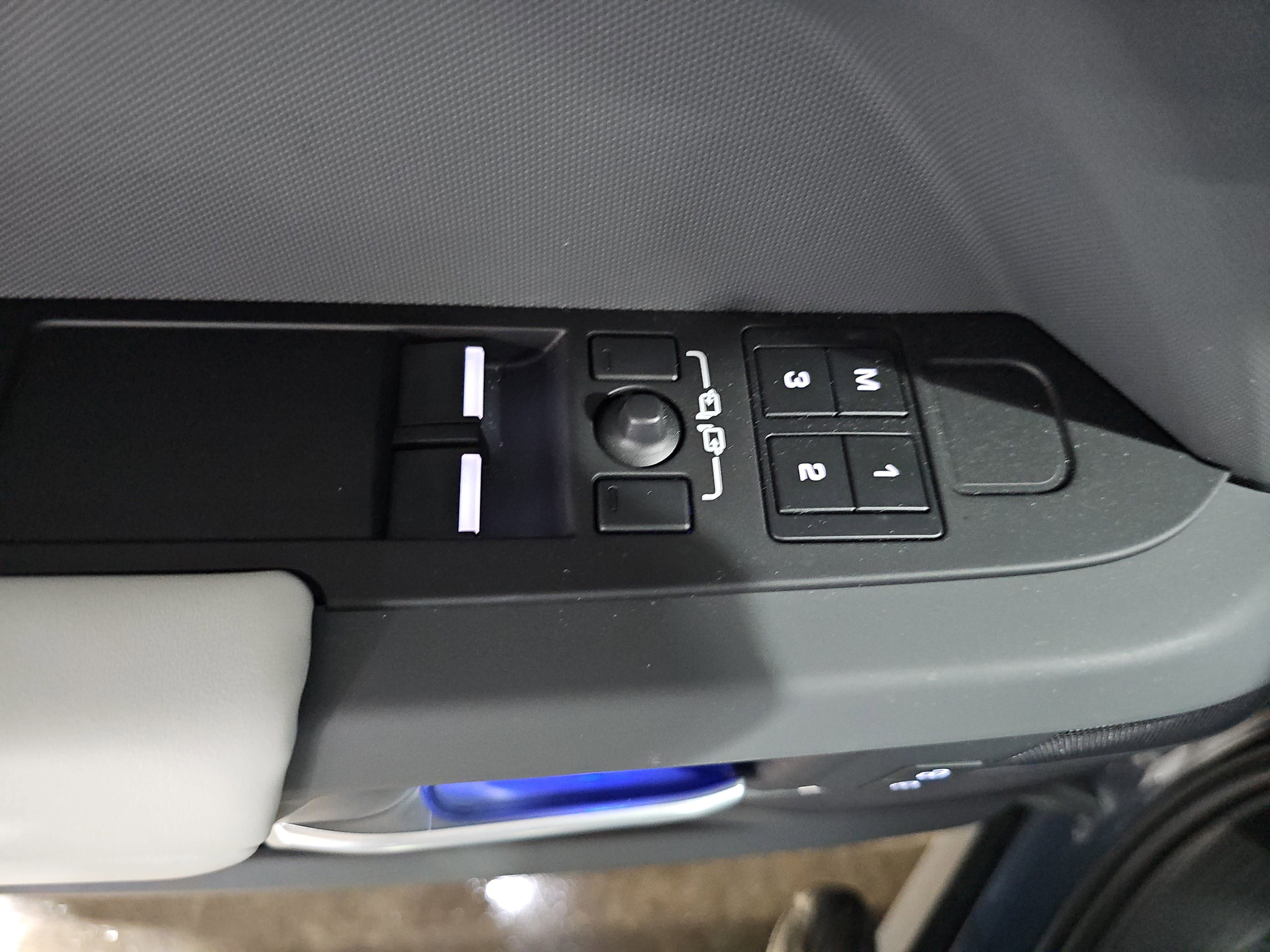 Used 2025 Land Rover Defender 90 X-Dynamic SE image 30