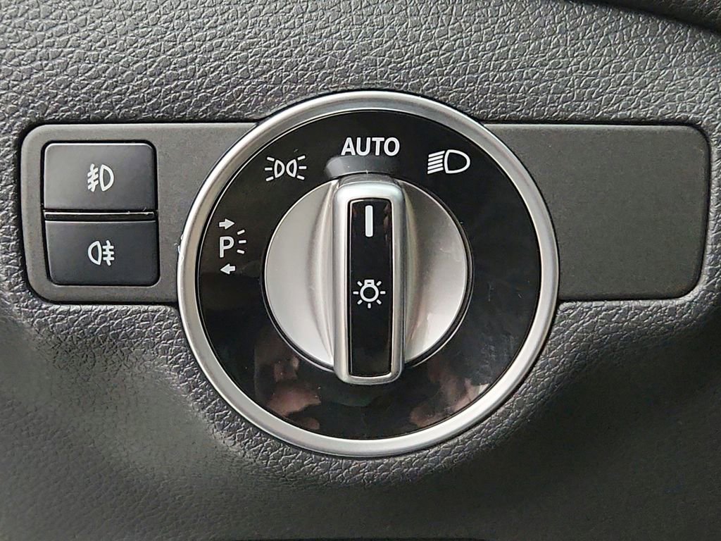 Used 2015 Mercedes-Benz GLA 250 4MATIC image 33