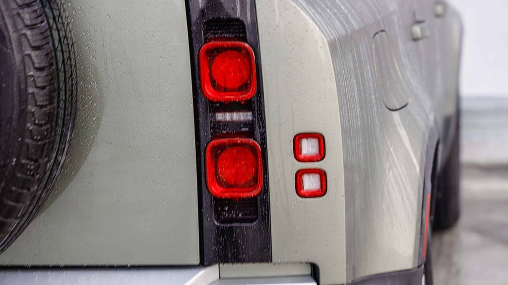 Used 2024 Land Rover Defender 110 S image 10