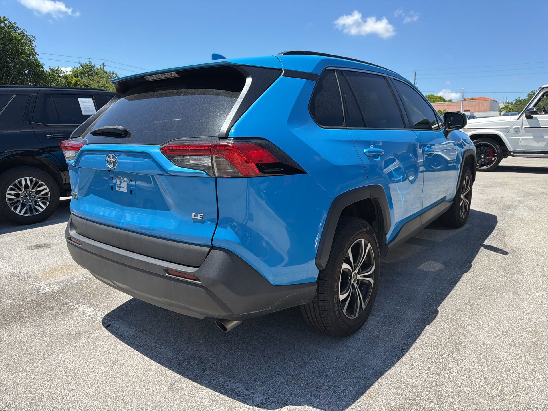 Used 2019 Toyota RAV4 LE FWD image 4