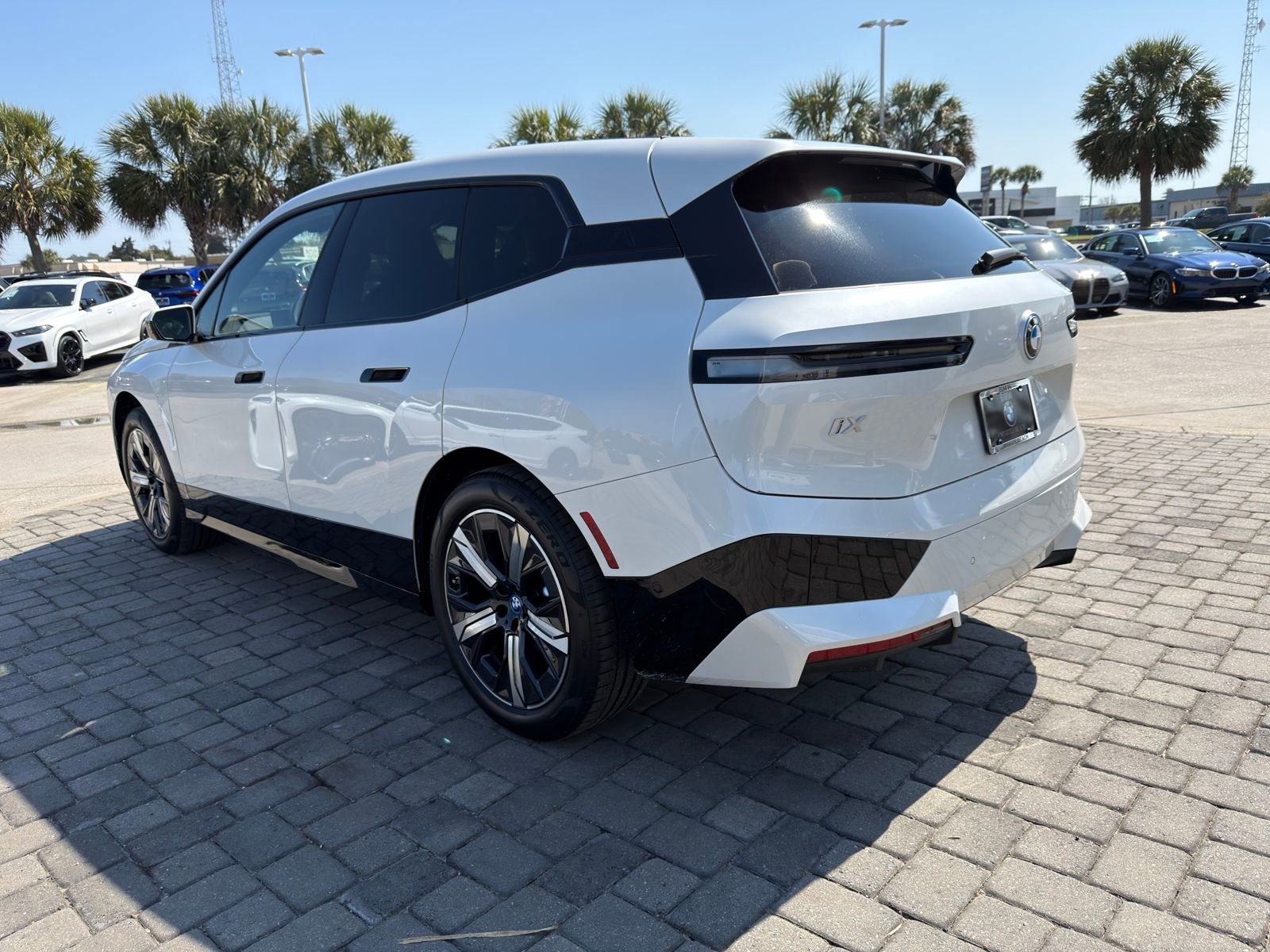 Used 2023 BMW iX xDrive50 w/ Sport Package image 11