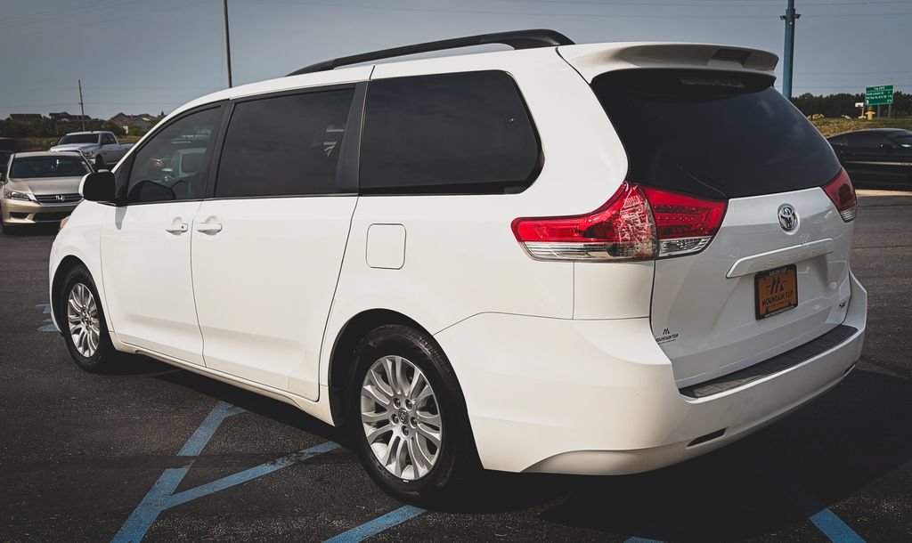 Used 2014 Toyota Sienna XLE FWD image 26