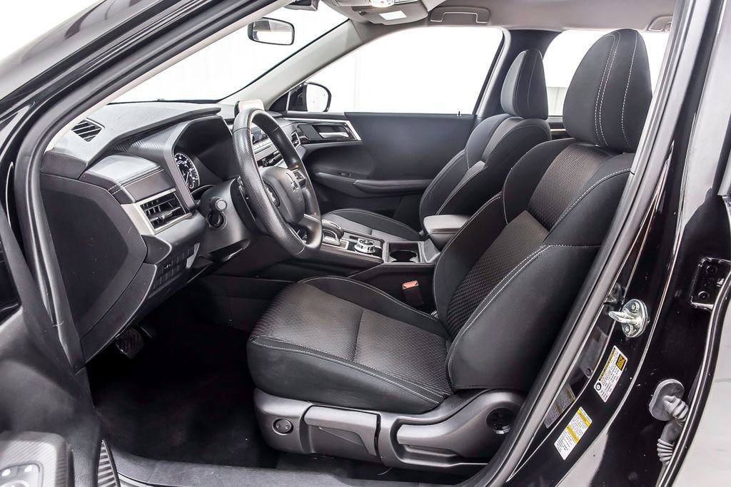 Used 2024 Mitsubishi Outlander ES image 24