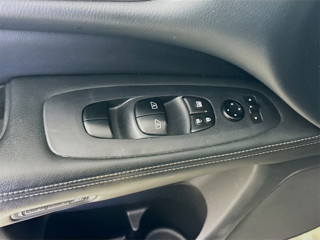 Used 2015 Nissan Pathfinder SL image 17