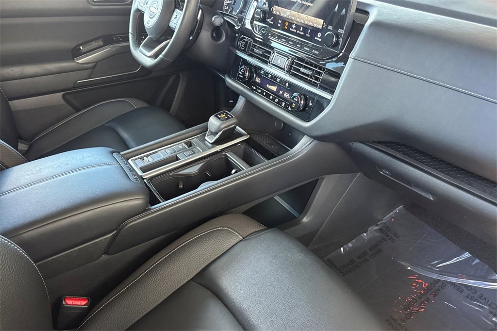 Certified 2024 Nissan Pathfinder SL image 18