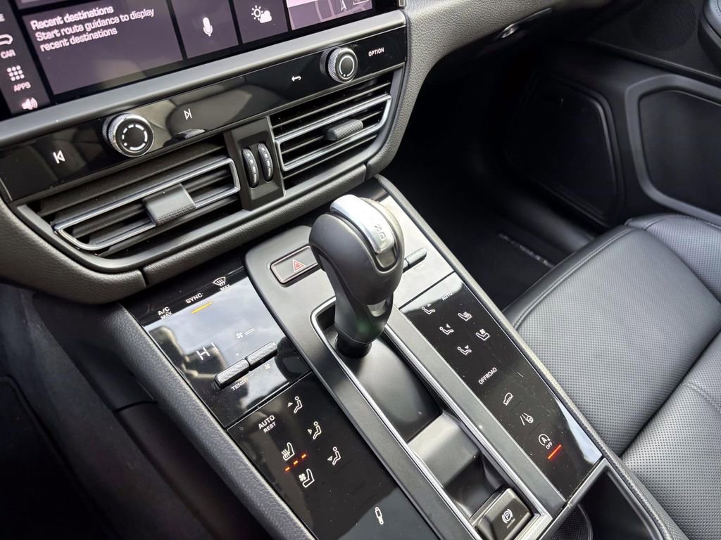 Used 2025 Porsche Macan Turbo image 33